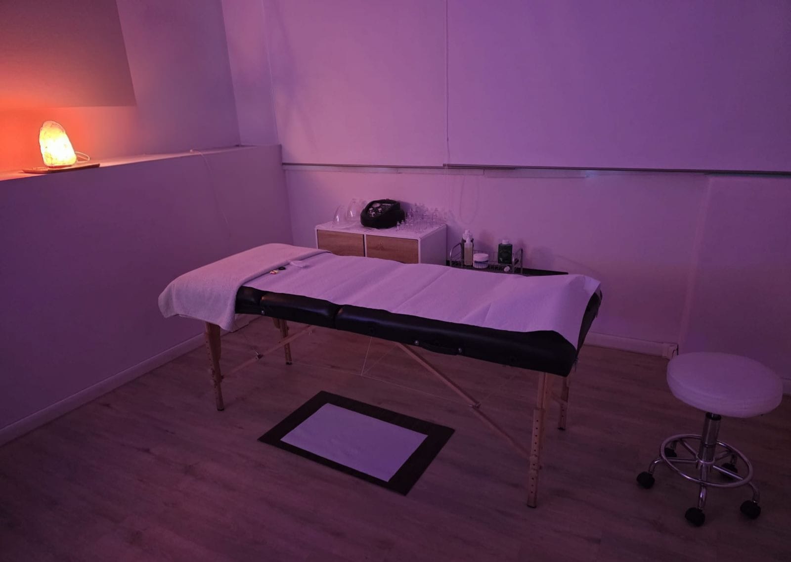 La sala trattamenti reale di Oasi di Benessere, illuminata da luce soffusa viola